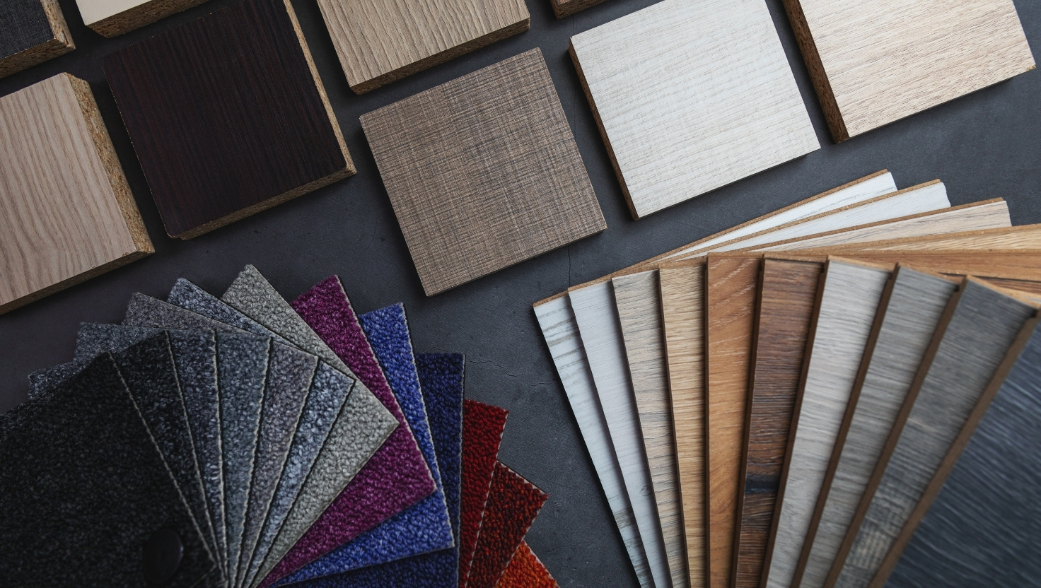 Các mẫu vật liệu nội thất đa dạng gồm ván gỗ, sàn gỗ laminate và mẫu vải thảm