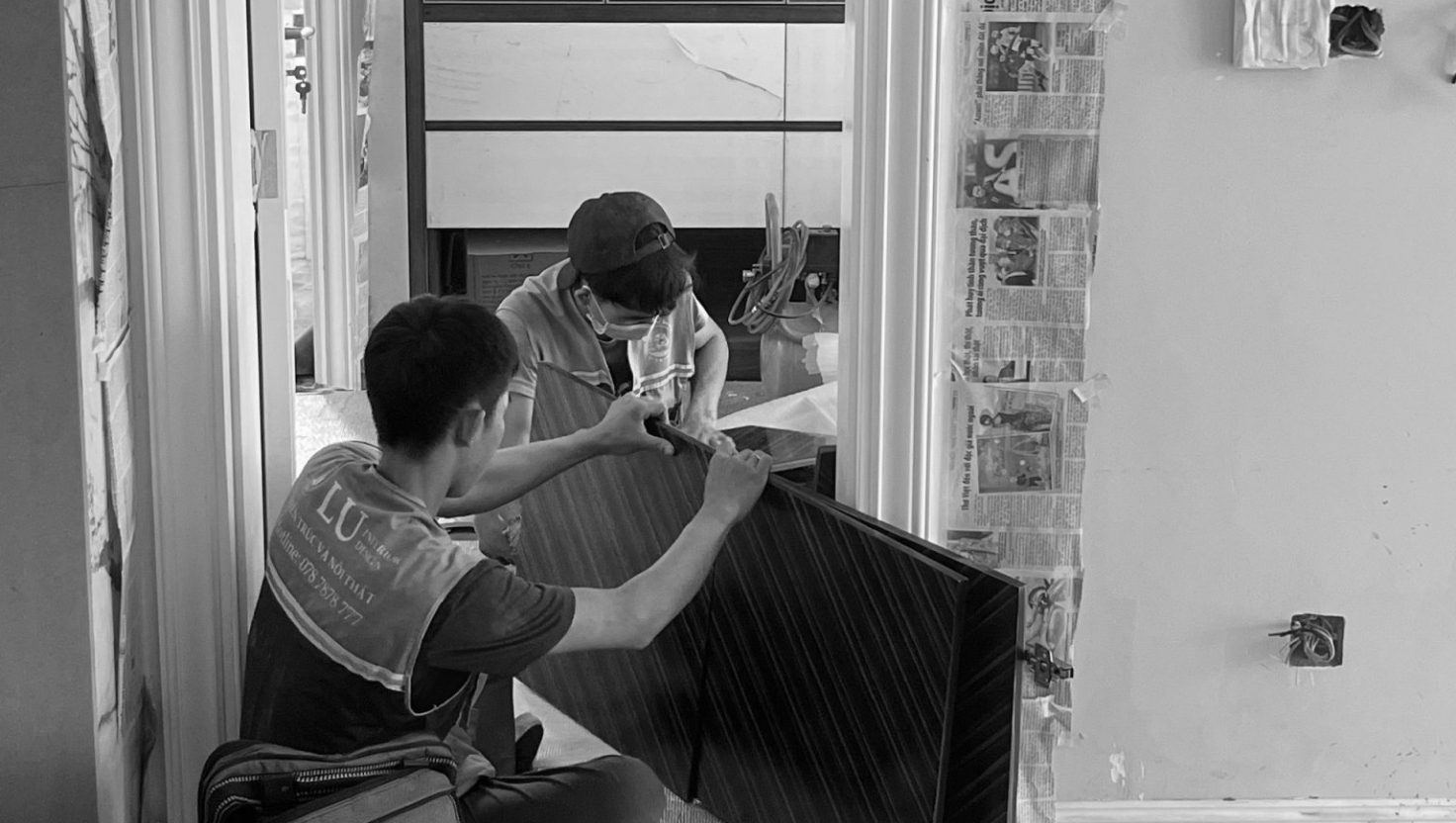 Đội ngũ thi công của LU Design lắp đặt nội thất trong căn hộ cao cấp, tập trung vào việc hoàn thiện các chi tiết kỹ thuật và tạo không gian sống hoàn hảo