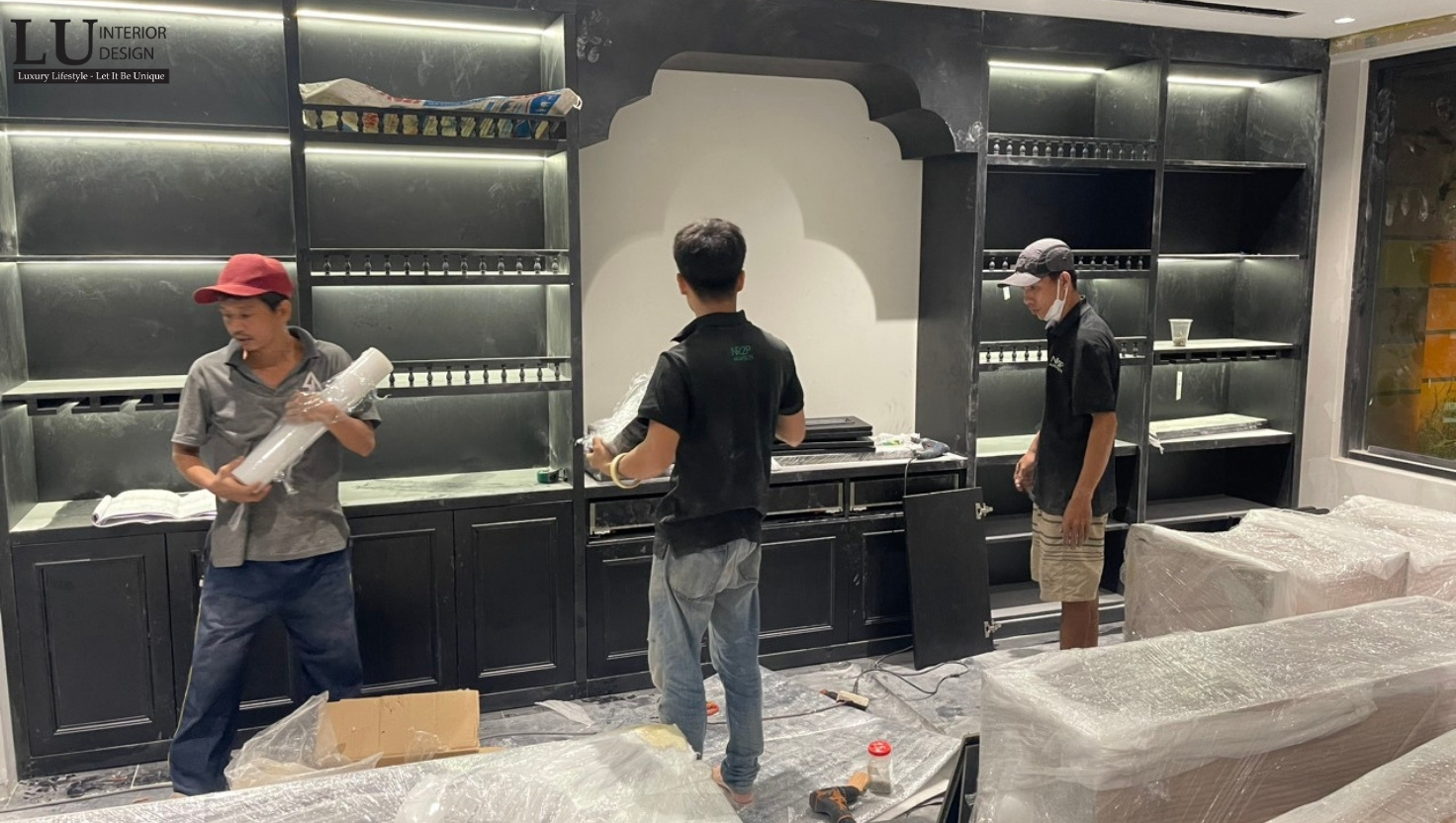 Đội ngũ thi công của LU Design lắp đặt nội thất gỗ cao cấp, sử dụng gỗ tự nhiên và gỗ công nghiệp chất lượng cao trong căn hộ cao cấp.