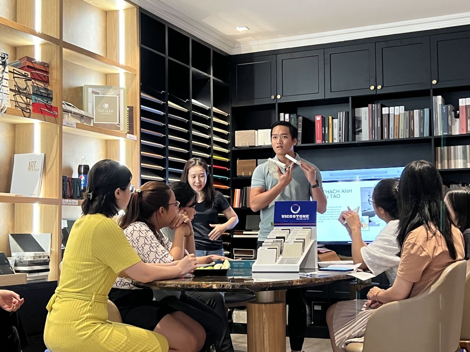 Hình ảnh buổi training chuyên môn của LU Design